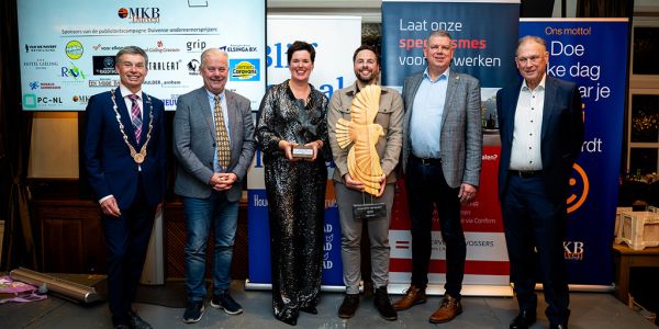 Prijswinnaars Tom Lentjes en Marleen Bruns tussen de jury en burgemeeter Hieltjes