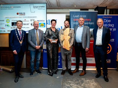 Prijswinnaars Tom Lentjes en Marleen Bruns tussen de jury en burgemeeter Hieltjes