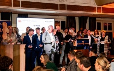 Grote groep mensen op een podium bij Zaal Gieling. Dit waren de genomineerde ondernemers van 2024