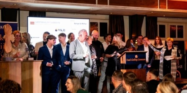 Grote groep mensen op een podium bij Zaal Gieling. Dit waren de genomineerde ondernemers van 2024