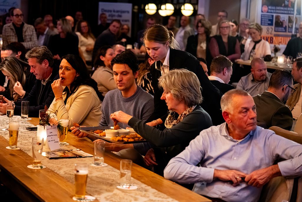 Groep ondernemers geniet van een hapje en een drankje